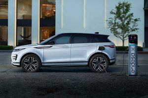 Un Range Rover Evoque con un cargador JuiceBox de Endesa X